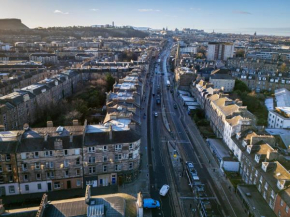 Edinburgh 3-Bedroom Apartment Next to Tram Stop at City Centre